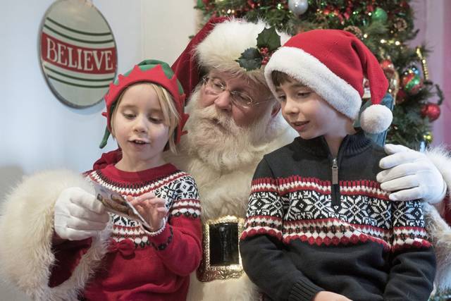 2048008_web1_gtr-liv-realsantas6-122219