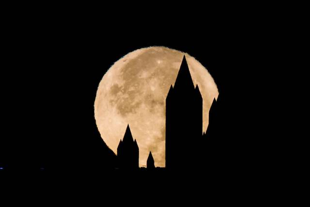 2049958_web1_moon