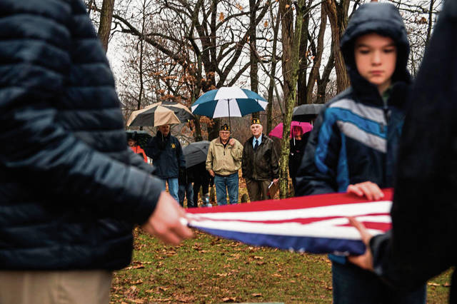 2050519_web1_GTR-WreathLaying-3-121519