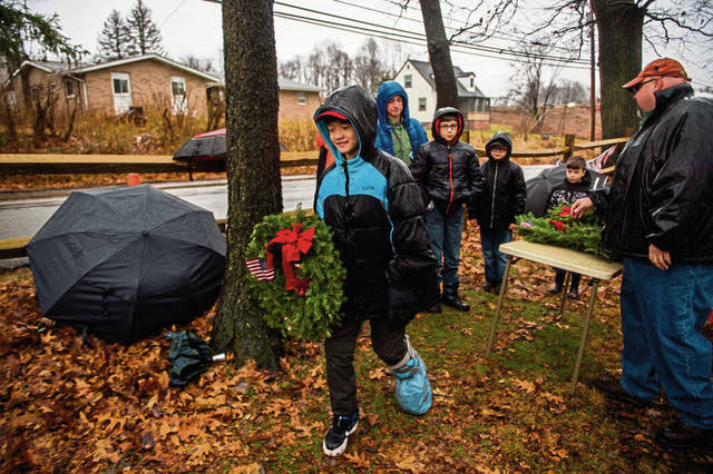 2050519_web1_GTR-WreathLaying-4-121519