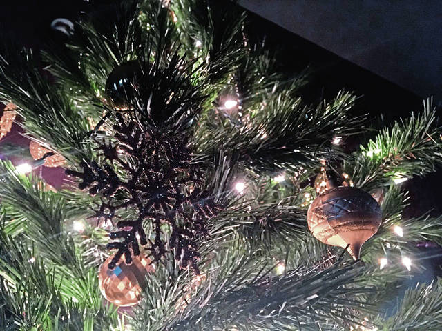 2102980_web1_gtr-XmasDecorations1-122619