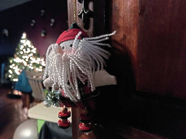 2102980_web1_gtr-XmasDecorations2-122619