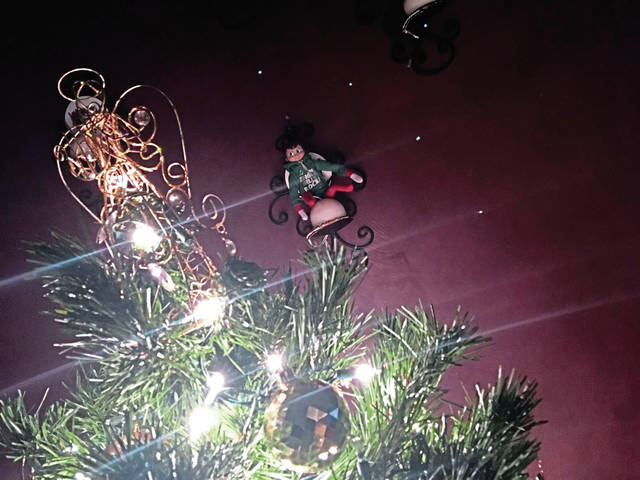 2102980_web1_gtr-XmasDecorations3-122619