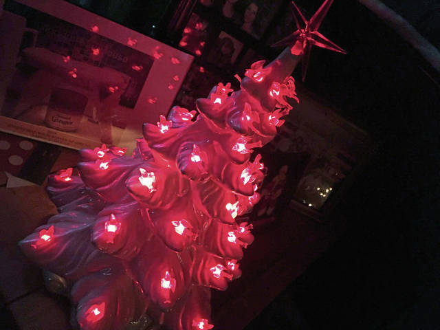 2102980_web1_gtr-XmasDecorations4-122619