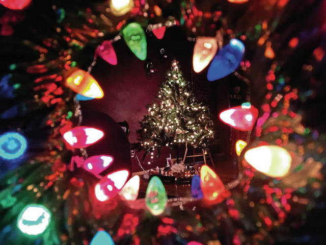 2102980_web1_gtr-XmasDecorations5-122619