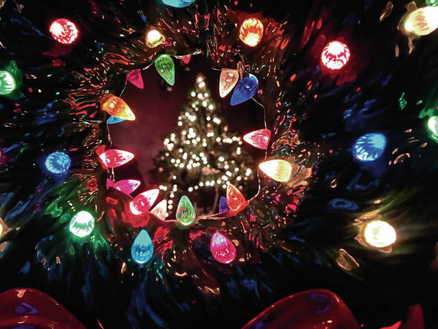 2102980_web1_gtr-XmasDecorations6-122619