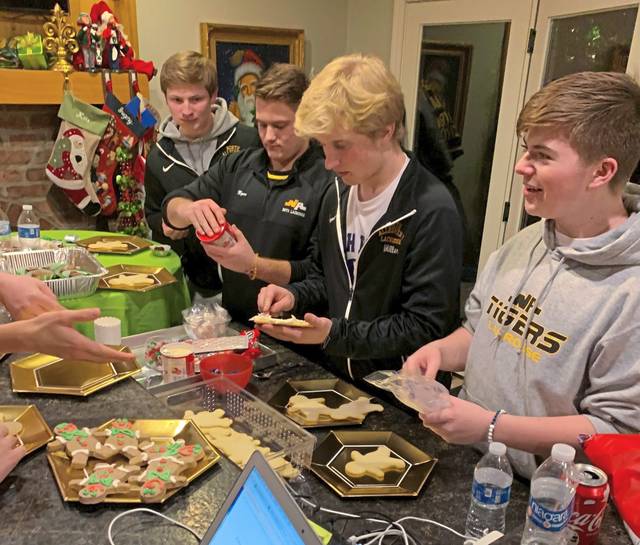 North Allegheny boys lacrosse team spreads holiday cheer with community service