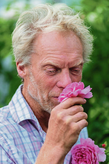 2226526_web1_gtr-liv-newroses9-013120