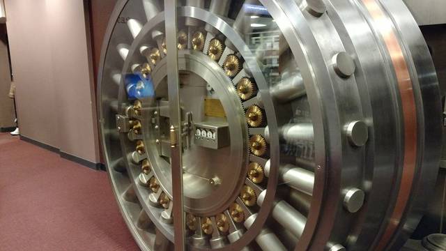 2227582_web1_WEB-bank-vault