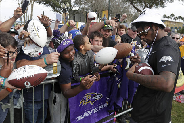 Long lines to get Lamar Jackson’s autograph, picture at Pro Bowl<span class="headline-video">Video <i class="fa-solid fa-circle-play"></i></span>