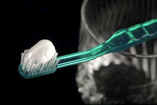 2373810_web1_web-toothpaste