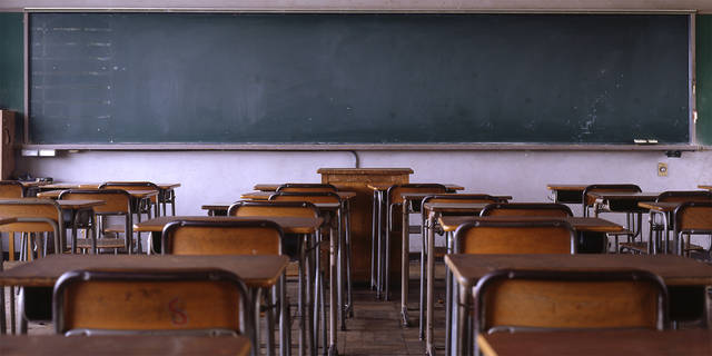 2435571_web1_web-empty-classroom