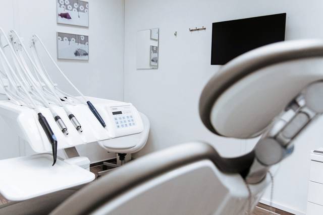 2464277_web1_web-dentist