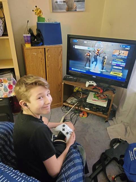 Plum students play Fortnite, earn money for Pittsburgh food bank<span class="headline-video">Video <i class="fa-solid fa-circle-play"></i></span>