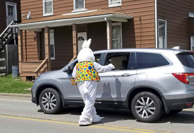 2555186_web1_EasterBunnyNHuntingdon2