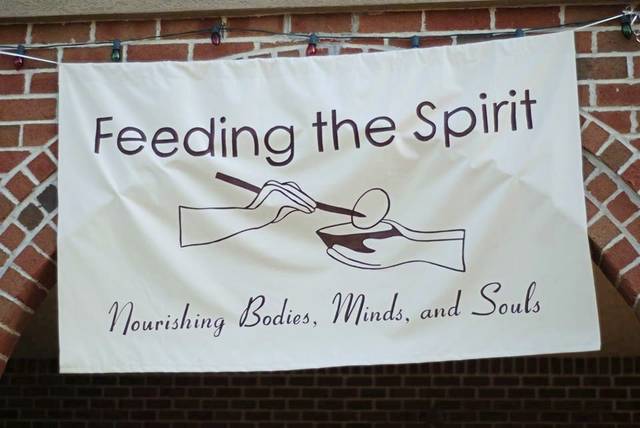 2573146_web1_gtr-feeding-042220
