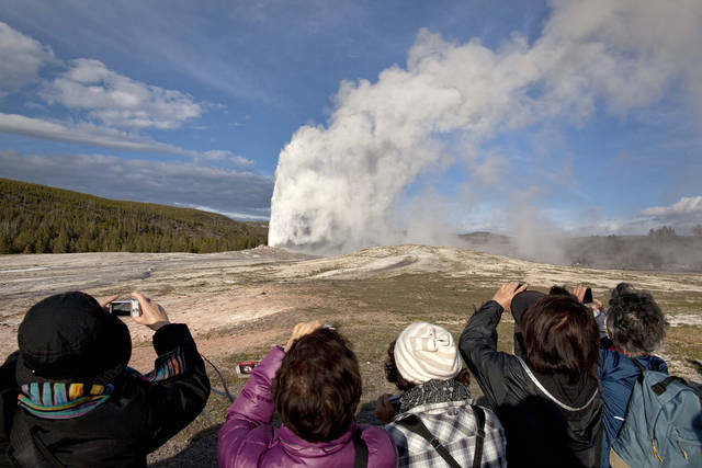 2591582_web1_oldfaithful