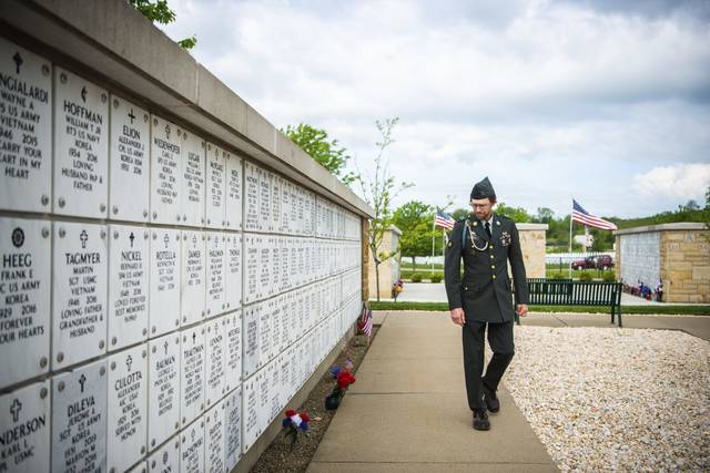 2673220_web1_PTR-LO-WreathLaying-2-052520