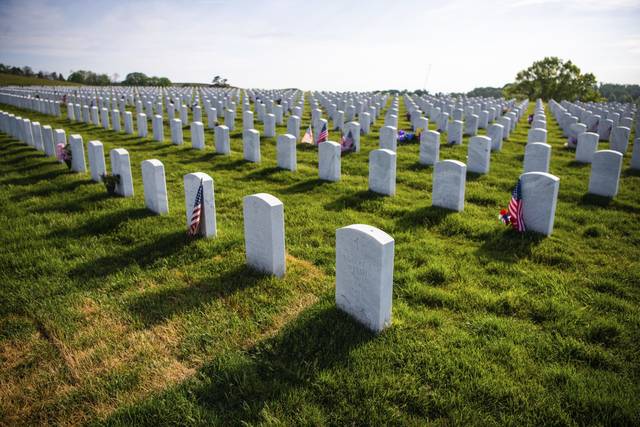 2673220_web1_PTR-LO-WreathLaying-259-052520