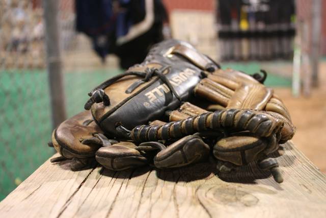 2694547_web1_gloves-454561_1920