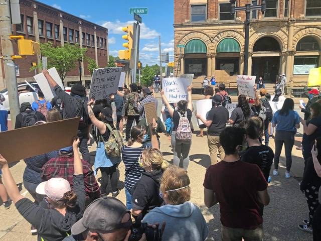 2723531_web1_gtr-GreensburgProtest700-060120