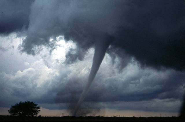 2725173_web1_tornado-572504_1280