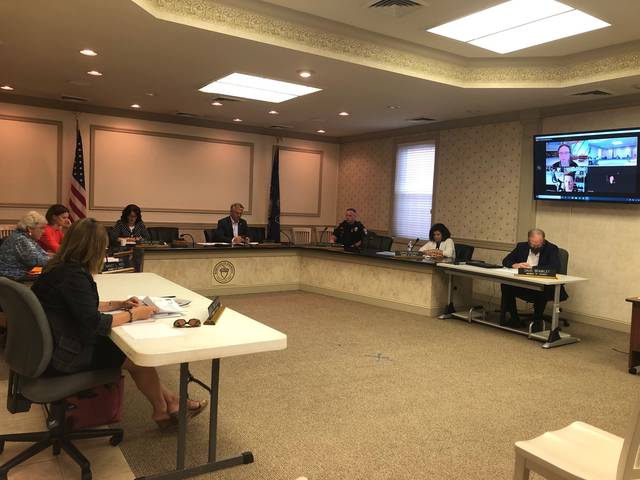 2739620_web1_Oakmont-council-meeting