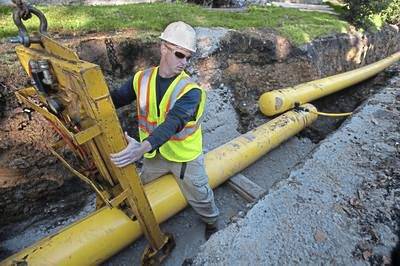 2749068_web1_gas-line-worker