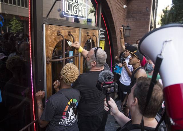 2764243_web1_ptr-ProtestSaloon941005-062520