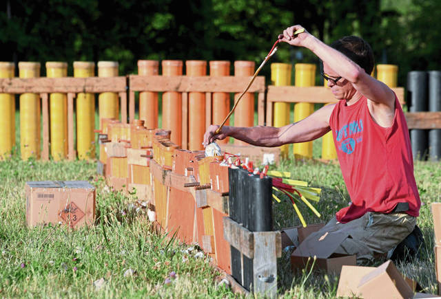 2786931_web1_gtr-fireworksprep04-060420