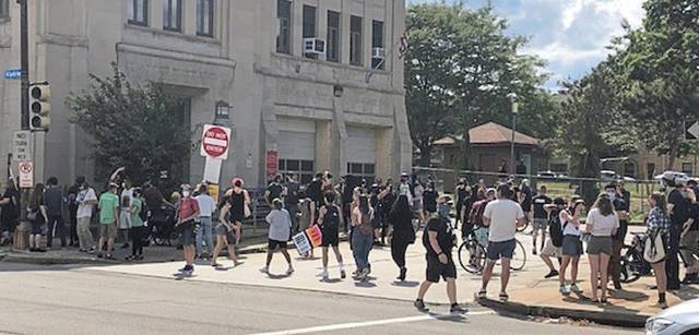 2818108_web1_ptr-eastlibprotest1-071420