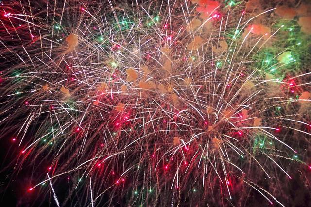 2820240_web1_web-fireworks3
