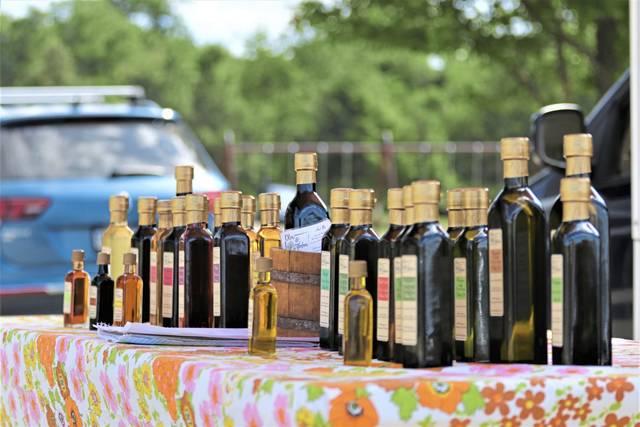 2846559_web1_hj-lo-HamptonFarmersMarket5-072420