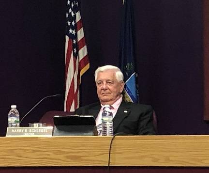 2905576_web1_Plum-mayor-harry-schlegel