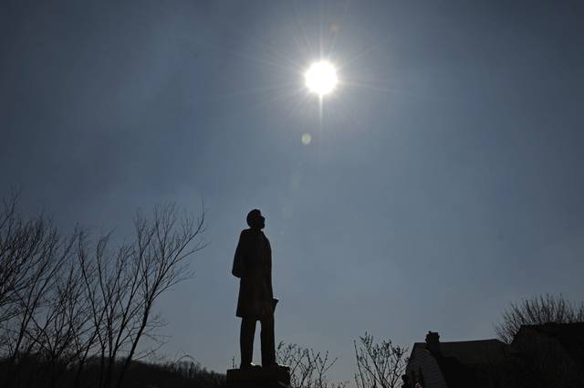 2925396_web1_ptr-lincolnstatue02-