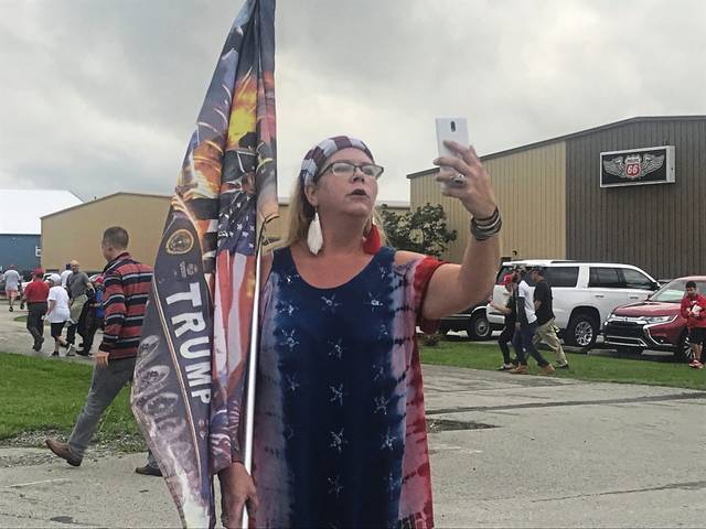 2981563_web1_gtr-TrumpCrowd1-090420