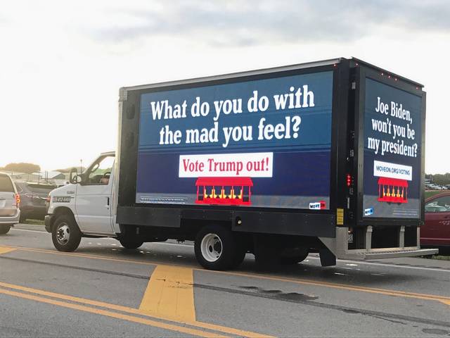 2981563_web1_gtr-TrumpCrowd3-090420
