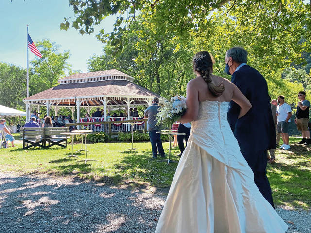 2991436_web1_leechburg-gazebo-wedding