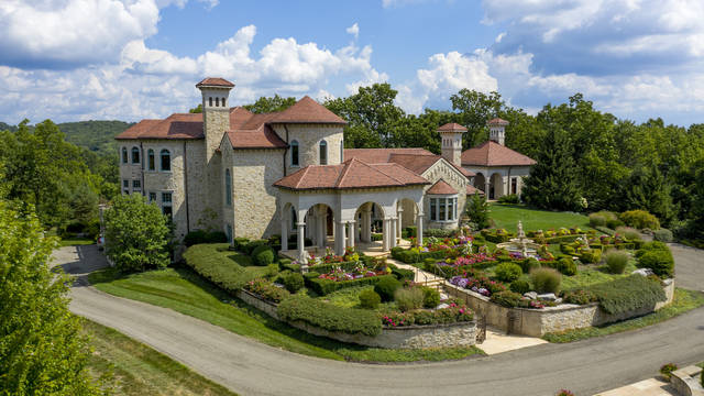 3039760_web1_her-8milmansion1-100120