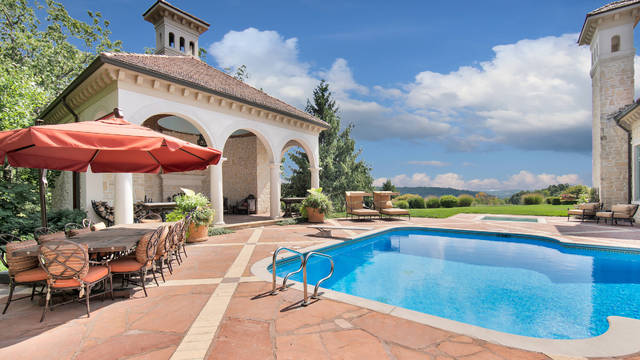 3039760_web1_her-8milmansion2-100120.