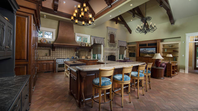 3039760_web1_her-8milmansion7-100120