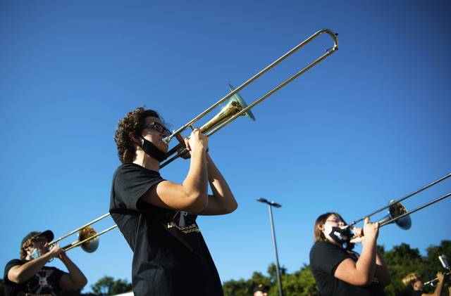 3043200_web1_shr-tjhocoparade-12-100120