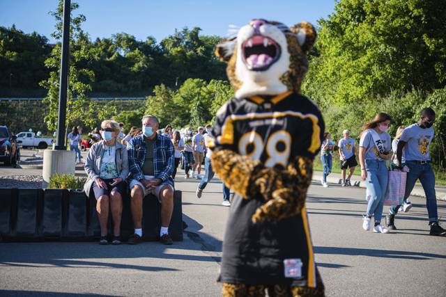 3043200_web1_shr-tjhocoparade-13-100120