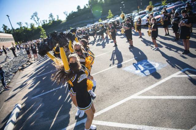 3043200_web1_shr-tjhocoparade-14-100120