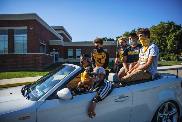 3043200_web1_shr-tjhocoparade-15-100120
