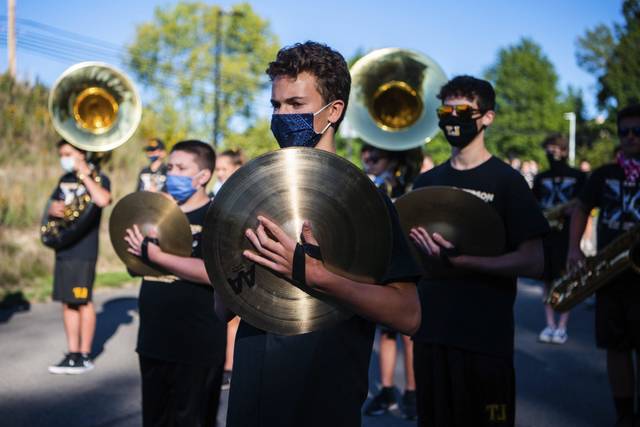 3043200_web1_shr-tjhocoparade-18-100120