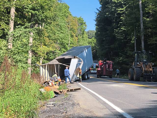 3043804_web1_gtr-trailercrash1-092320