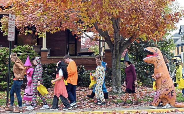 3045014_web1_ptr-tricktreaters