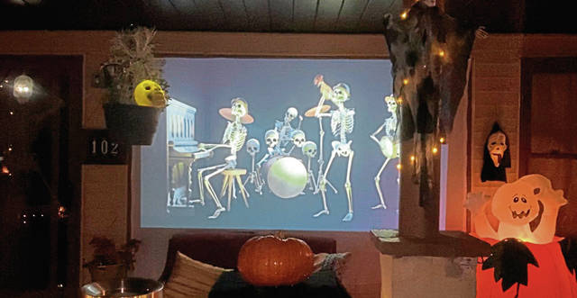 3068325_web1_vnd-HalloweenHouse4-100120