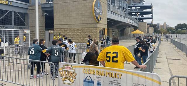 3113330_web1_ptr-SteelersFans2-101220